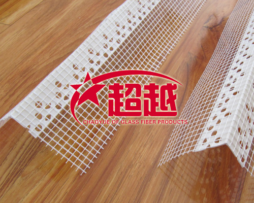 保溫護角網常用規(guī)格：1．保溫護角網寬度：23mmx23mm；2．保溫護角網長度：2m―2.5m；3．保溫護角網網格布寬度：80mmx80mm，100mmx100mm；4．保溫護角網包裝：200支每箱，